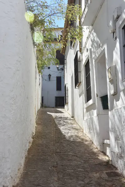 İspanya, Ronda 'nın beyazlatılmış binaları. Endülüs 'te Ronda' nın dar sokakları beyazlatılmış binalarla doluydu..