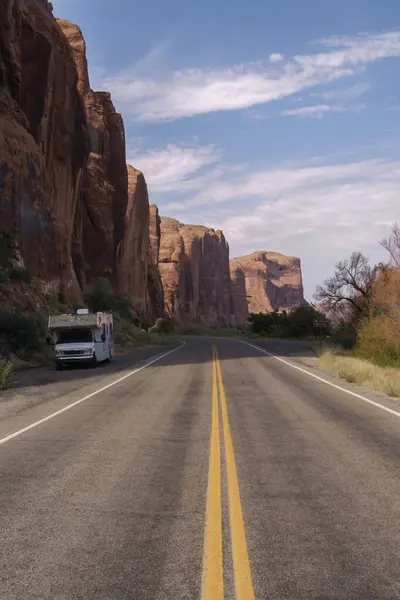 128. Karayolu 'ndaki kampçı. Kamp aracı 128 numaralı yolda Moab, Utah 'a park etmiş..