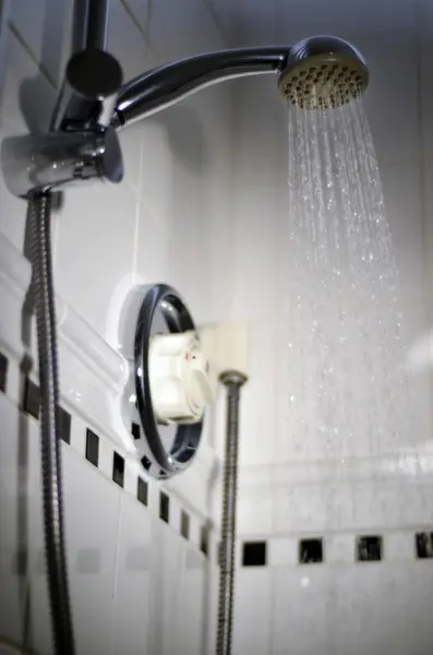 Modern duş başlığı kullanımda.