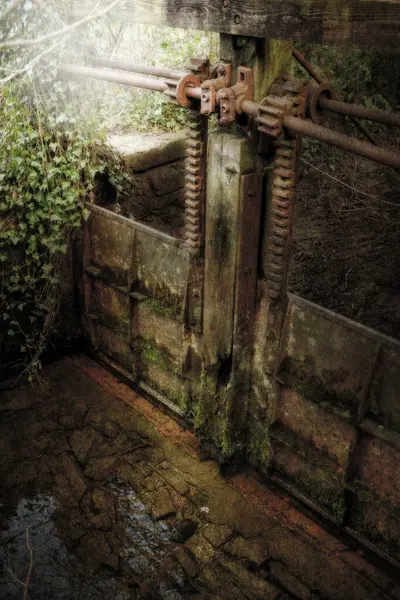 Kullanılmamış eski bir Victoria geçidi sisteminin dişlileri ve çalışanları artık pas topluyor..