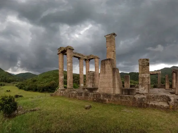 Artemis Tapınağı ve sütunları var. Orijinal Kartaca - Roma tapınağı M.Ö. 500 yılında inşa edildi ve M.Ö. 300 yılında restore edildi.