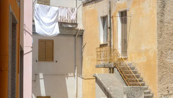 Orune, Sardinya 'da yıkanma günü. Yaşlı Orune sokaklarının pastel renkleri yıkanma gününde, Sardunya.