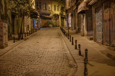 İstanbul 'un Beyoyolu ilçesinde sessiz bir gece sahnesi.