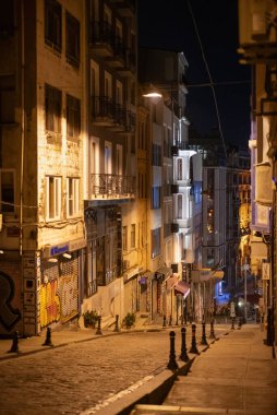 İstanbul 'un Beyoyolu ilçesinde sessiz bir gece sahnesi.