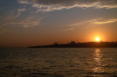 Günbatımında İstanbul 'un göz kamaştırıcı silueti Boğaz' a bakıyor..