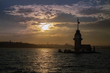 İstanbul 'da Günbatımında Boğazdaki Bakireler Kulesi' nin güzel manzarası.