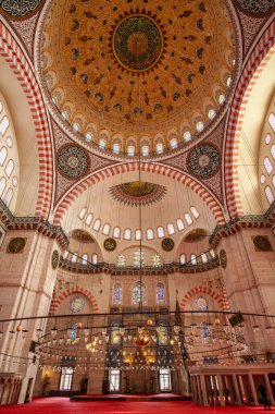 İstanbul 'daki Süleyman Camii' nin göz kamaştırıcı iç mekanı. İmparatorluk mimarı Mimar Sinan tarafından tasarlanan mimar 1557 yılında hizmete girdi..