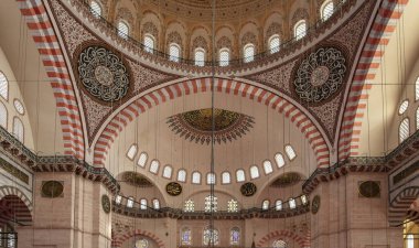 İstanbul 'daki Süleyman Camii' nin göz kamaştırıcı iç mekanı. İmparatorluk mimarı Mimar Sinan tarafından tasarlanan mimar 1557 yılında hizmete girdi..