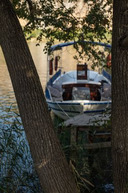 Geleneksel turizm günü teknesi sabahın erken saatlerinde Dalyan 'daki nehir kıyısına demir attı.