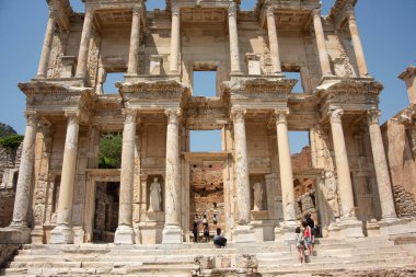 Celsus Kütüphanesi, Efes. Eski Roma şehri Efes 'teki Celsus Kütüphanesi' nin cephesi. Mimari bir mucize olarak kabul edilen bina, İ.Ö. 110 yılında hizmete sokuldu.