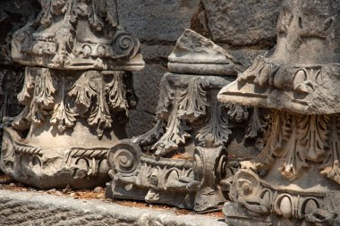 Antik Efes şehrinde parlak güneş ışığı altında Helenistik sütunların temel ayrıntıları.