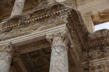 Celsus Kütüphanesi, Efes. Eski Roma şehri Efes 'teki Celsus Kütüphanesi' nin cephesi. Mimari bir mucize olarak kabul edilen bina, İ.Ö. 110 yılında hizmete sokuldu.