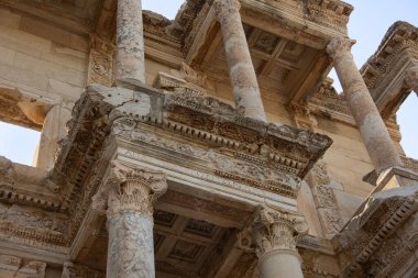 Celsus Kütüphanesi, Efes. Eski Roma şehri Efes 'teki Celsus Kütüphanesi' nin cephesi. Mimari bir mucize olarak kabul edilen bina, İ.Ö. 110 yılında hizmete sokuldu.