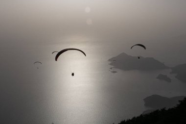 Öğleden sonra Akdeniz üzerinde planörlü uçaklar..