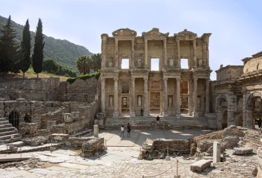Celsus Kütüphanesi, Efes. Eski Roma şehri Efes 'teki Celsus Kütüphanesi' nin cephesi. Mimari bir mucize olarak kabul edilen bina, İ.Ö. 110 yılında hizmete sokuldu..