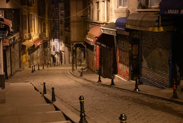 İstanbul 'un Beyoyolu ilçesinde sessiz bir gece sahnesi.