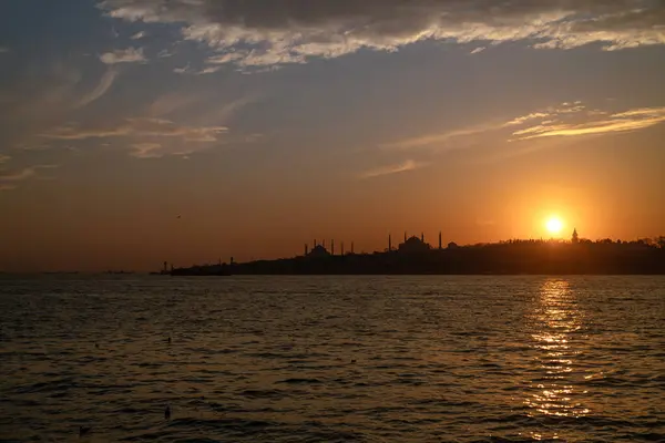 Günbatımında İstanbul 'un göz kamaştırıcı silueti Boğaz' a bakıyor..