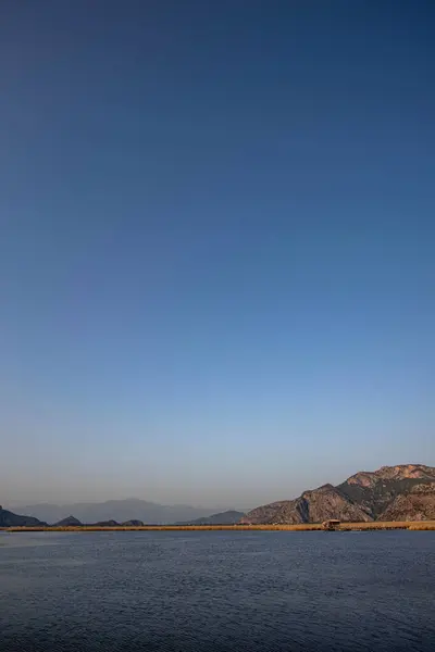 Dalyan Nehri deltasındaki doğal göl, hava kararmadan hemen önce.
