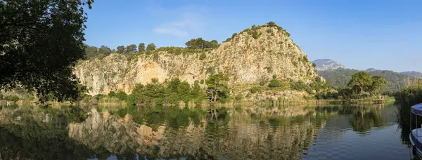 Türkiye 'nin güneyindeki Dalyan Nehri üzerindeki güzel manzaranın panoramik manzarası.