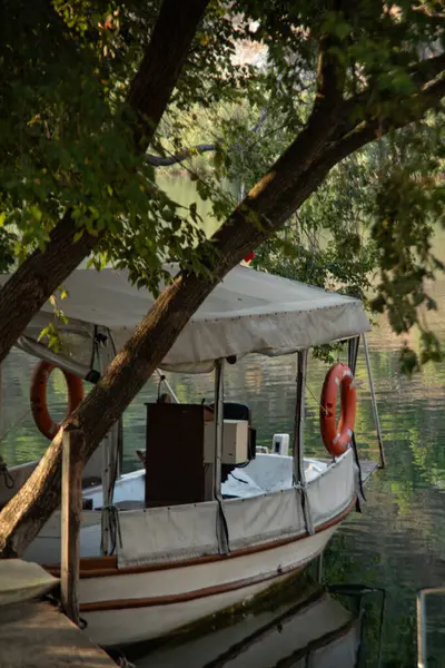 Riverside şubesinin arka planında turist teknesi var..
