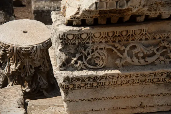 Ephesus antik şehrindeki Roma harabelerinin ayrıntıları