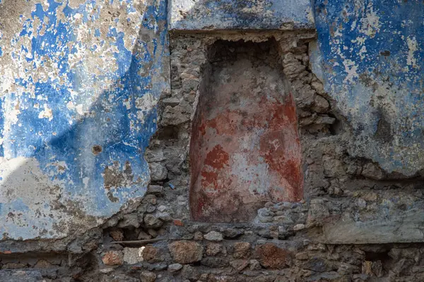 Türkiye 'nin Fethiye ilçesi yakınlarındaki Kayakoy / Livissi Yunan köyünde terk edilmiş bir ev. Tahliyeden sonra yaklaşık 500 ev hala duruyor.