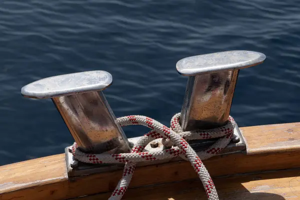 Tekne gevşek bir şekilde nehre demirlemiş..