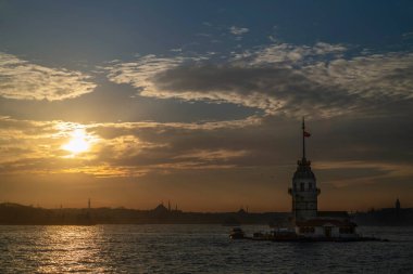 İstanbul 'da Günbatımında Boğazdaki Bakireler Kulesi' nin güzel manzarası