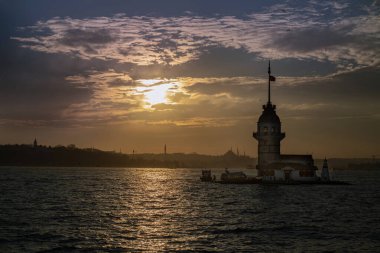 İstanbul 'da Günbatımında Boğazdaki Bakireler Kulesi' nin güzel manzarası