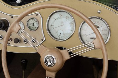 MGTC 'de oturuyor - ilk savaş sonrası MG 1945' te 1250cc 'lik kapakçık motoru ile pazarlanmış, 54.5 BHP üretiyor..