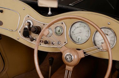 MGTC 'de oturuyor - ilk savaş sonrası MG 1945' te 1250cc 'lik kapakçık motoru ile pazarlanmış, 54.5 BHP üretiyor..