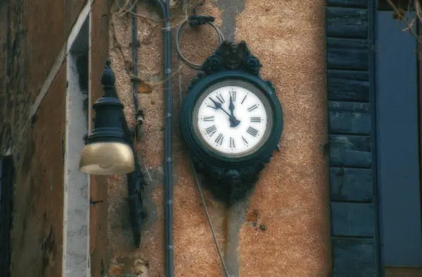 Duvardaki eski ve süslü Venedik saati.