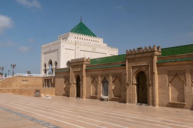 1961 'de ölen 5. Muhammed' in modern mozolesi. Muhammed V 'i onurlandırmak ve geleneksel zanaatkarlık yoluyla Fas kimliğini geliştirme çabalarını yansıtmak için tasarlandı..