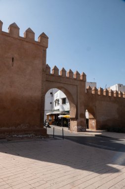 Fas 'taki eski Sale kasabasının Medina Geçidi. 11. yüzyılda kurulmuş ve 17. yüzyılda korsanlar için bir sığınak olan bölge, şimdi Rabat ile birlikte tek bir metropol alanı oluşturuyor..