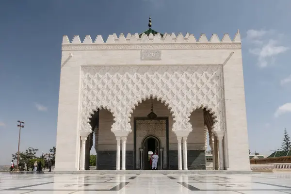 1961 'de ölen 5. Muhammed' in modern mozolesi. Muhammed V 'i onurlandırmak ve geleneksel zanaatkarlık yoluyla Fas kimliğini geliştirme çabalarını yansıtmak için tasarlandı..