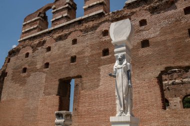 Antik Pergamon kentindeki anıtsal yıkılmış tapınak, şimdi de Türkiye 'deki Bergama. Romalılar tarafından Mısır tanrılarına ibadet etmek için kullanılırdı..
