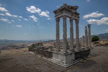 Trajan Tapınağı MÖ 2. yüzyılda kurulan üst Pergamon akropolünde yer almaktadır..