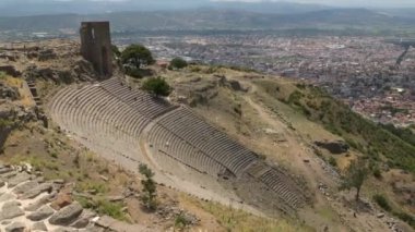 Türkiye 'deki Pergamon Tiyatrosu, M.Ö. 3. yüzyılda inşa edildi..