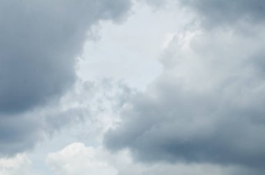 Parlak ve huzurlu mavi gökyüzünde hareket eden tüylü bulutların çarpıcı manzarası..