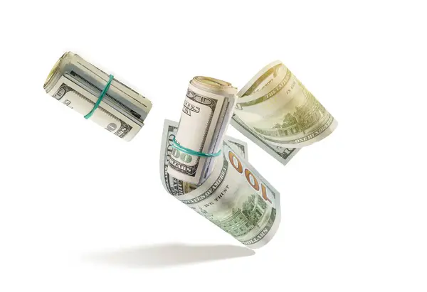 Yüzlerce dolar nakit uçuyor, beyaz bir arka planda. Kağıt paralarla dolu hava demetlerine dağılmış. Yuvarlak hesap 100 dolar, 100 dolar nakit. Finans ve iş için Amerikan doları. Gevşek para. Nakit çekmeler
