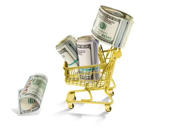 Tekerlekli altın bir alışveriş arabasında, beyaz bir arka planda, yüzlerce, binlerce Amerikan doları. Nakit para. Satın almak için bir ev ya da iş yeri finansmanı ve bütçesi. Ailelerin ve işletmelerin giderleri ve kazançları.