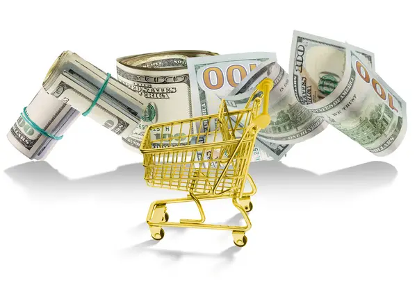 100 dolarlık banknotlar halinde bir alışveriş arabasının etrafında uçuşan Amerikan doları. Para ve alışveriş. Almak ve satmak. Yaşam ve temel maliyetler. Tekerlekli altın alışveriş arabası, paranın arka planına karşı - Amerikan doları