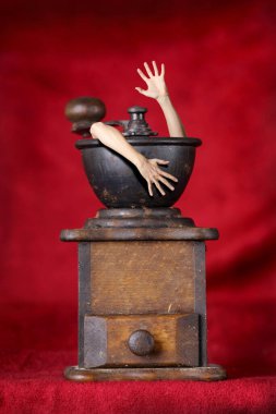 Zor bir durumda bir insan kendini yerin altında hisseder. Bir mutfak öğütücüsü, genç adamın elleri dışarıda. Sömürülmüş bir adam. Zor bir insani durum, ama bir çıkış yolu var. - Yardım arıyorum. Psikolojide duygular ve duygular