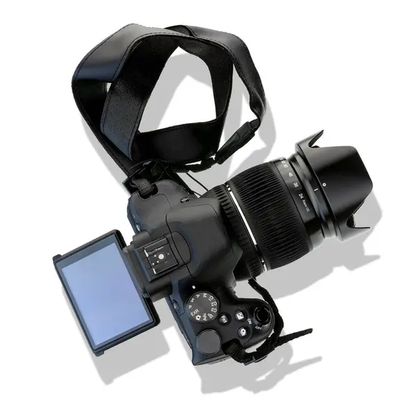 Aynasız ya da beyaz arka planda duran DSLR kamerası. Büyük yakınlaştırmalı ve eğimli ekranlı siyah kamera. Üst kattaki daire. Profesyonel ya da hobi kamerası. Dijital fotoğrafçılık