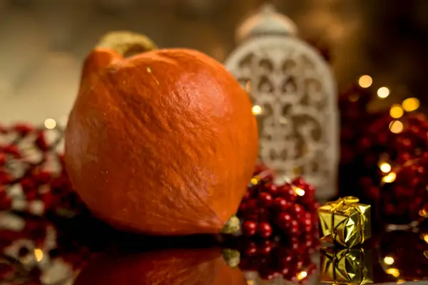 Balkabağı - Noel için kabak tabağı. Balkabaklı Noel süslemeleri. Arka plan için hassas kompozisyonlar. Bulanık arkaplanda noel süslemeleri ve meyveleri olan kompozisyon, yakın plan. 