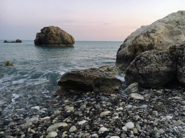 Kıbrıs Rum Kesimi 'nin Kouklia kentindeki Afrodit Sahili sahili manzarasında ikonik deniz kayaları ve sakin bir çakıl taşı plajı yer alıyor. Afrodit efsanesi ile ilişkilendirilen bu kayalık oluşumlar Akdeniz manzarasının huzurlu güzelliğini yakalar.