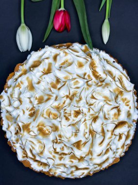 Laleli siyah arkaplanda limonlu turta.