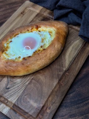 Tahta üzerinde Adjarski 'ye göre Khachapuri 