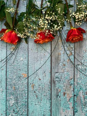 Negatif alan, ahşap kırmızı gül çiçeği, mavi arkaplan, yakın plan