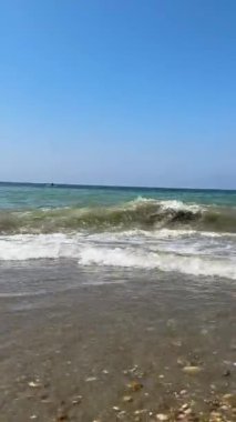 Deniz kıyısı, yaz, gelgit, dalgalar. Yüksek kalite 4k görüntü